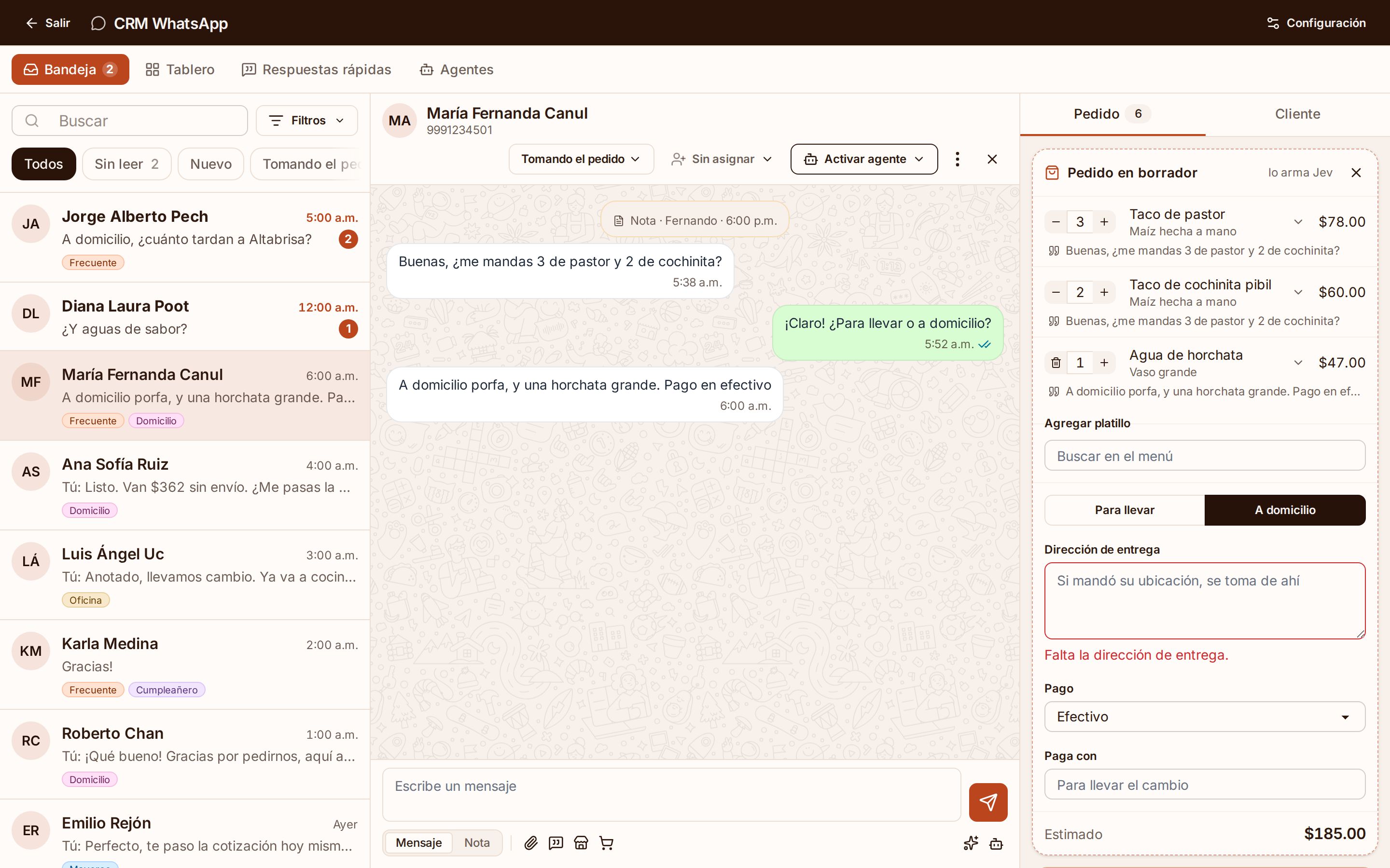 Conversación de WhatsApp con las etiquetas del cliente, sus notas internas y su historial de pedidos al lado