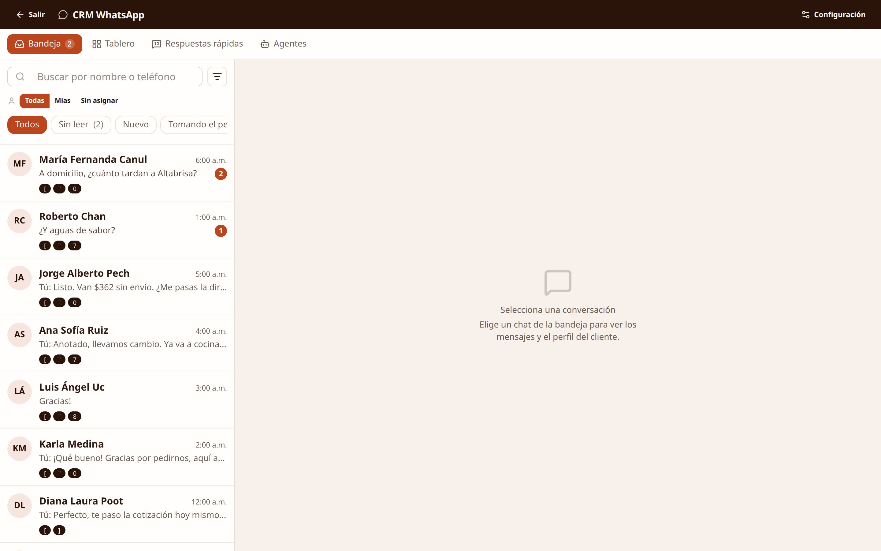 Bandeja del CRM con las conversaciones de WhatsApp, sus etiquetas y las que están sin leer