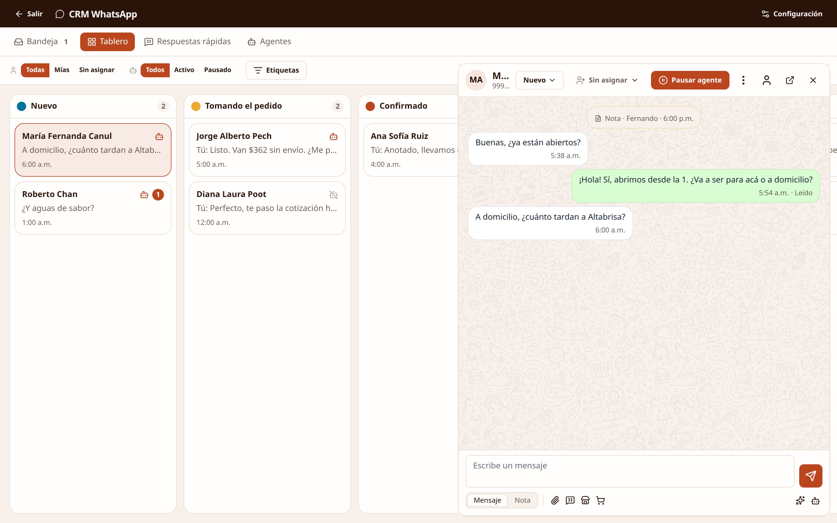 Tablero por etapas —nuevo, tomando el pedido, confirmado— con la conversación abierta al lado
