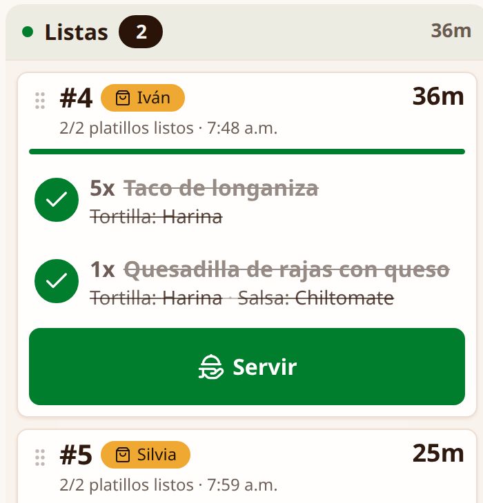 Una comanda en la pantalla de cocina: su folio, su mesa, el tiempo que lleva, cada platillo con sus modificadores palomeado y el botón de servir